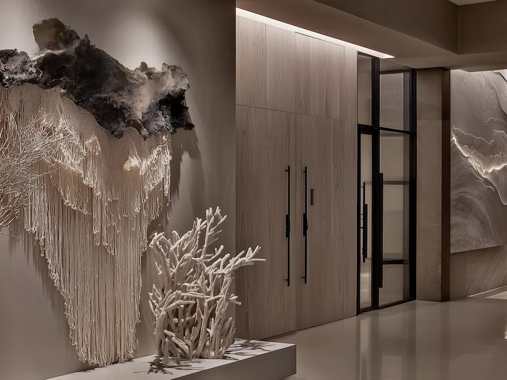 Obra de arte textil en hall de casa exclusiva con luz puntual