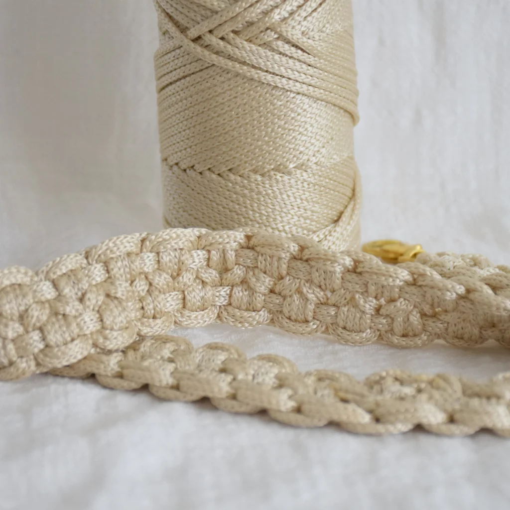 Asa Macramé hecha con con hilo macramé Glam 3mm de fruto samore hecha en color crudo