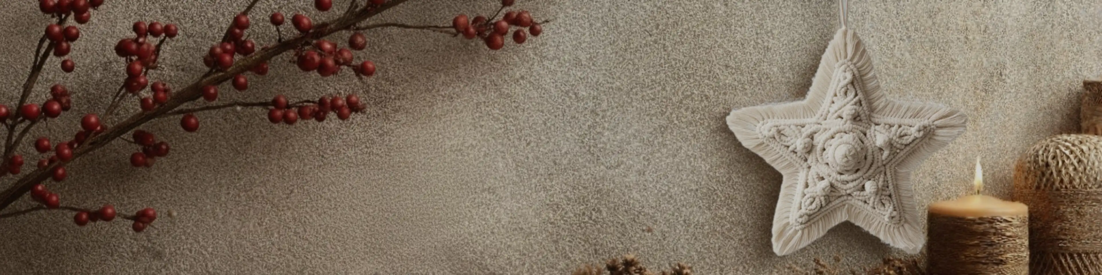 Colección de Navidad de Fruto Samore con estrella luminosa de macramé, ramas rojas y velas sobre fondo natural.