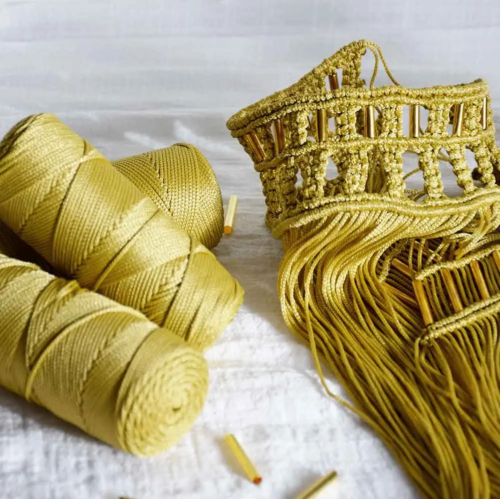 Cordon trenzado micromacrame glam dorado con gombreras glam