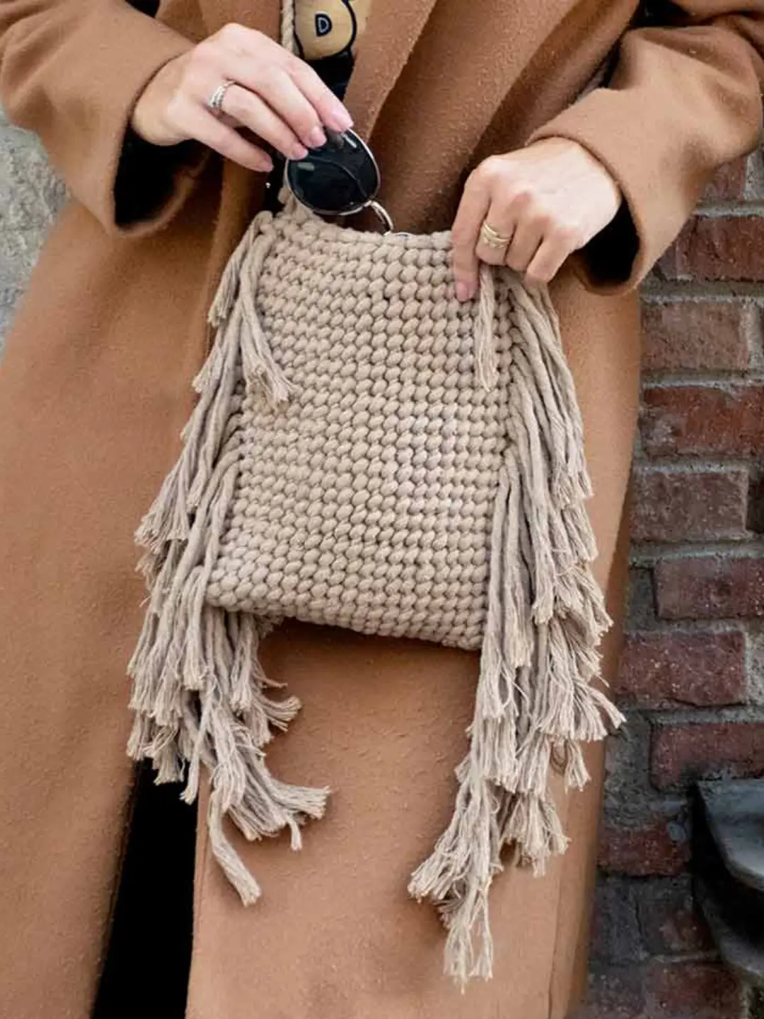 Bolso Fringes de macramé con flecos · Proyecto del primer kit de macramé
